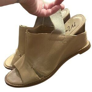 Anthropologie Matisse tan leather open toe wedge sandals